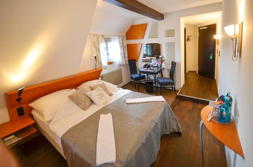 Restaurant & ****Hotel Hoeerhof Idstein Pokoj fotografie